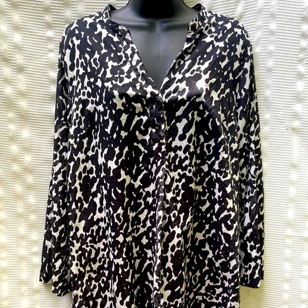 Dana Buchman Beautiful black and white blouse